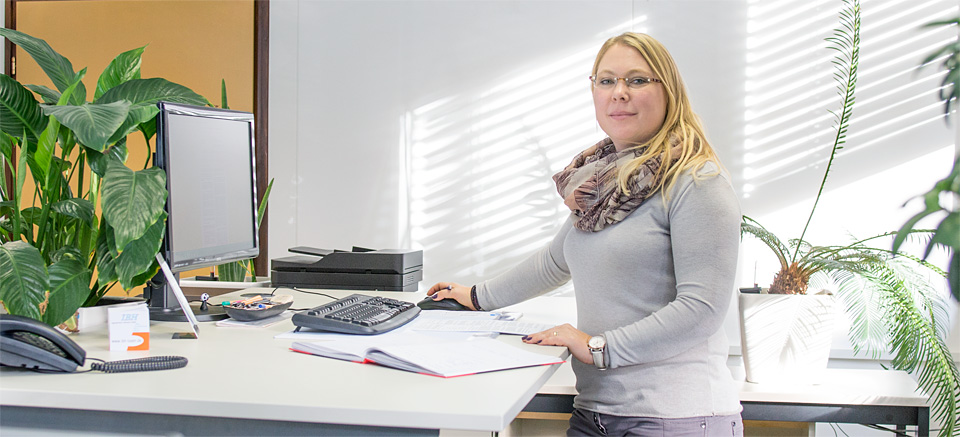 Mitarbeiterin an ihrem Arbeitsplatz